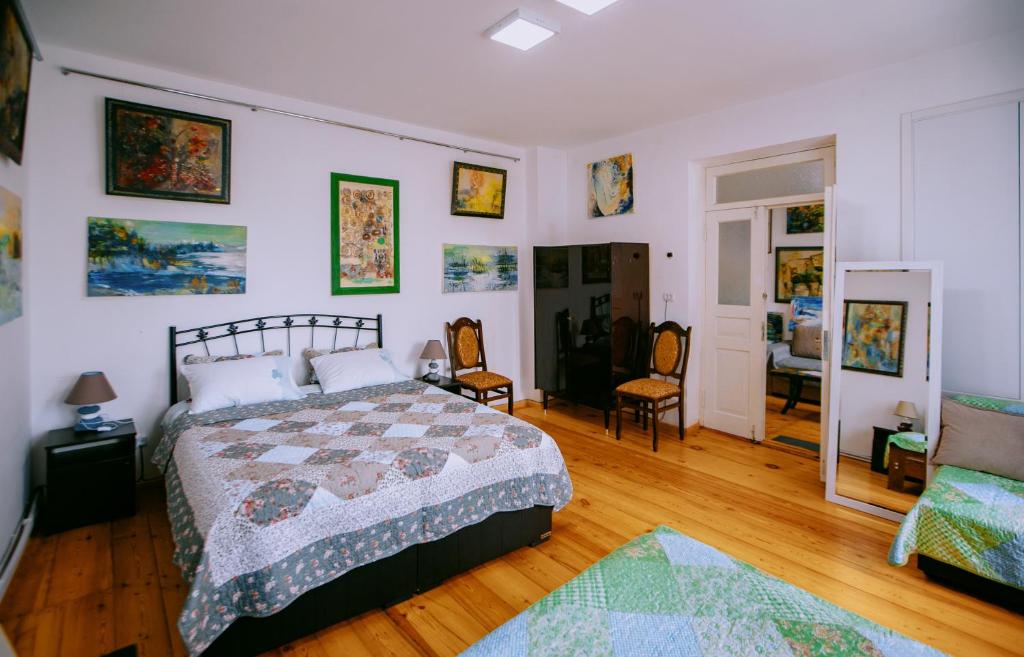 Artist's House room 1