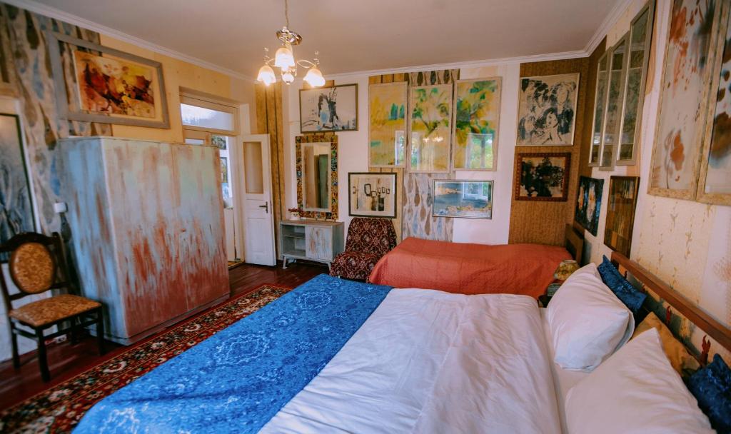 Artist's House room 2