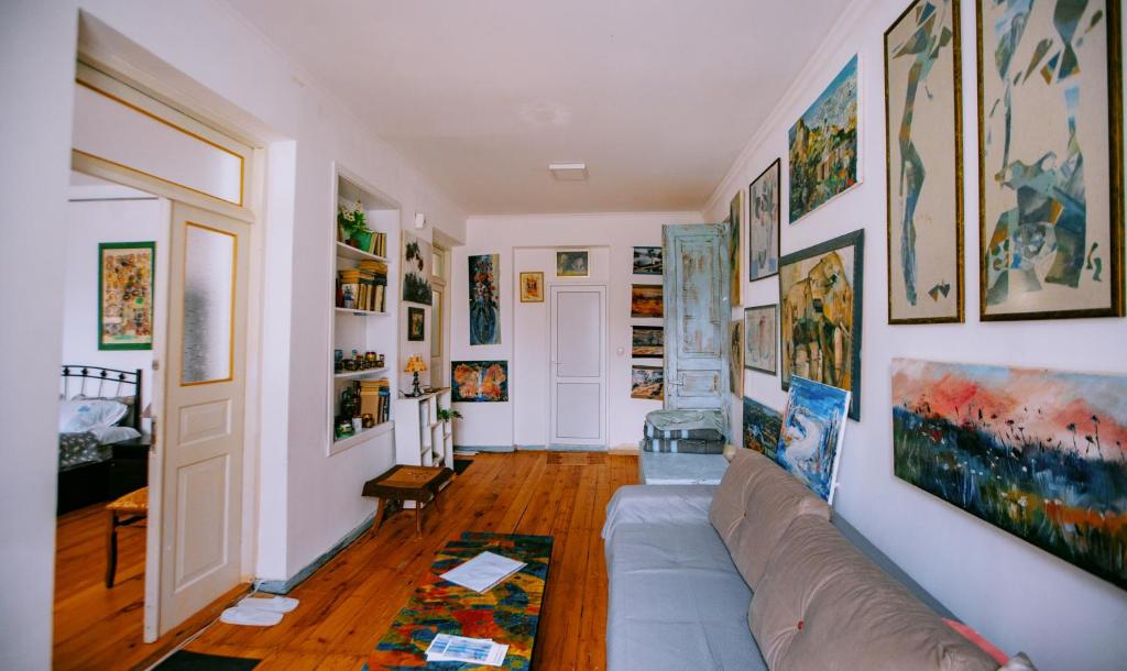 Artist's House room 5